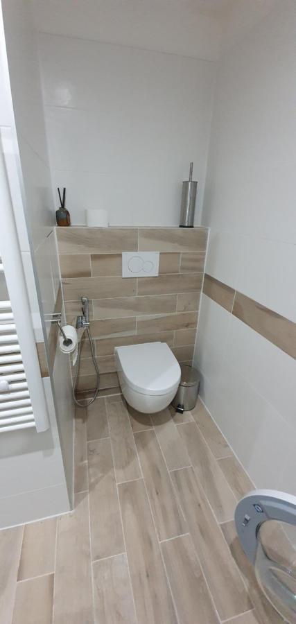 Nerudovka D 104, Finska Sauna, Garazove Stani *